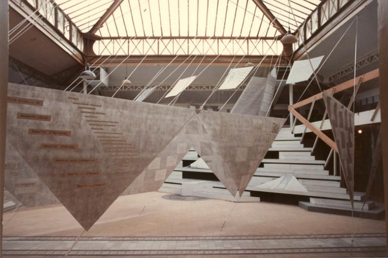 Vue de l'exposition "Seuils d'Egypte" dans le hall de l'ESA en 1985.