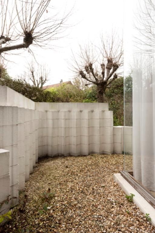 Vue du mur de cloture réalisé en bossage de parpaings de béton Siporex.