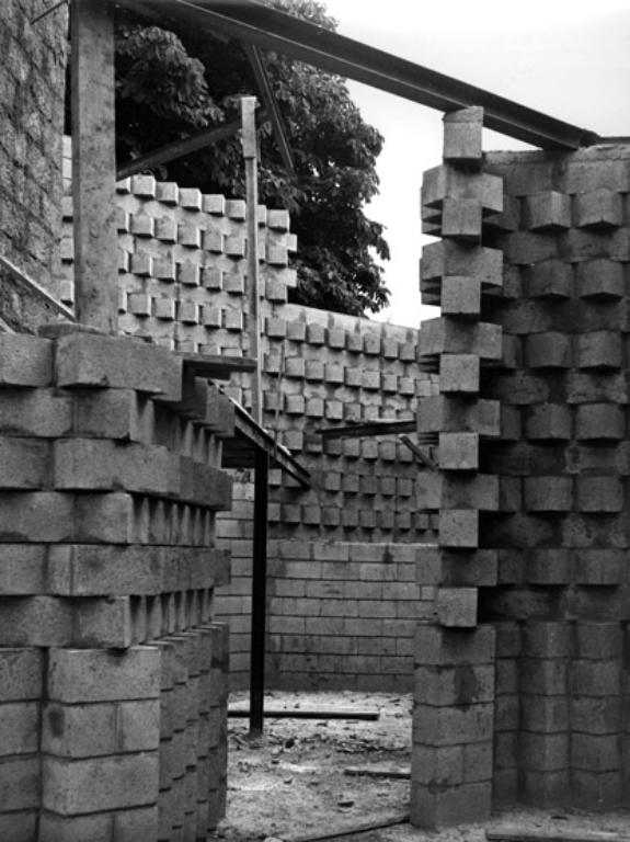 Vue ancienne du chantier de construction. 