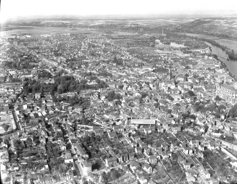 Vue aérienne de la ville vers 1960. (Fonds Bertin).