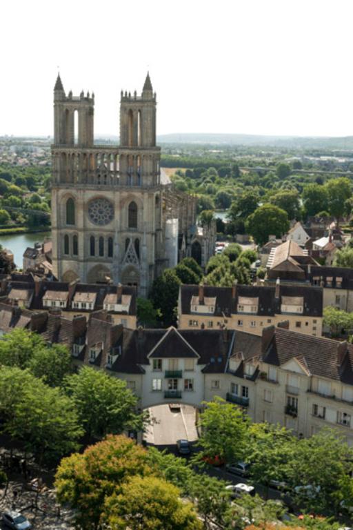 La Collégiale dans son environnement urbain.
