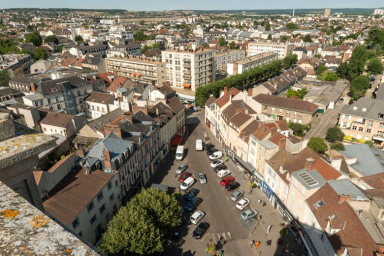 Le quartier autour de la place du Marché au Blé vu depuis la tour Saint-Maclou. On aperçoit les bâtiments du marché.