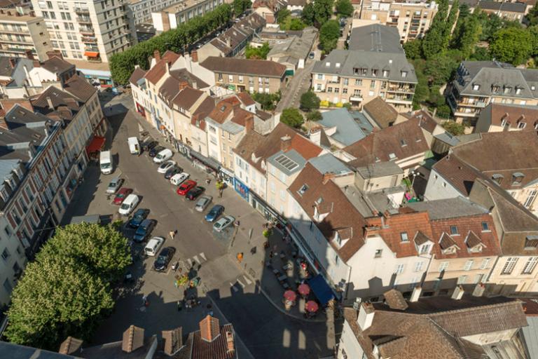 La forme triangulaire de la place du Marché au blé.