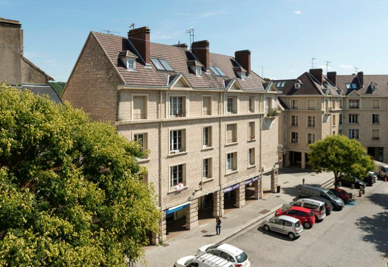 Immeubles commerçants de la place Saint-Maclou vus depuis la tour.