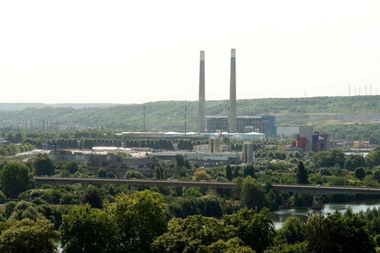 La ville est dominée par les cheminées de la centrale de Porcheville.