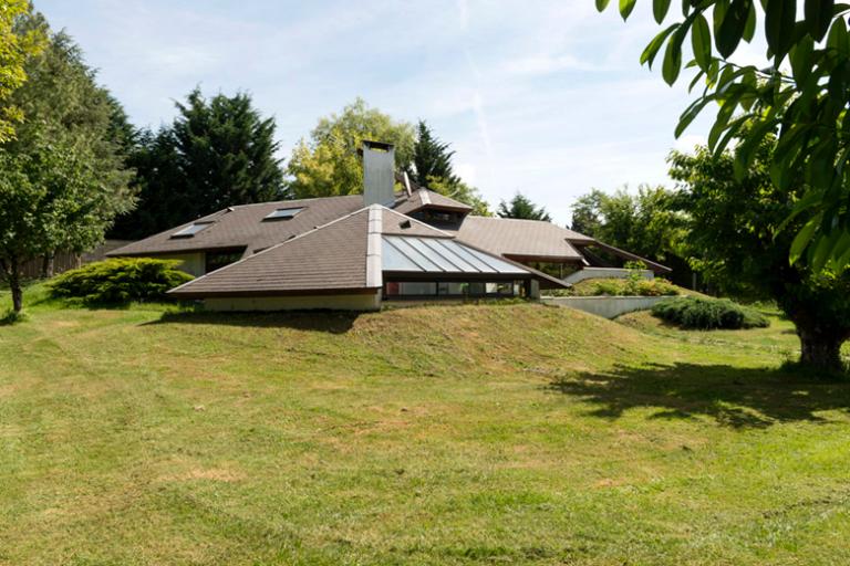 Vue latérale de la maison. 