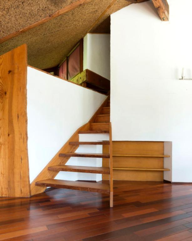 Vue de l'escalier menant à la mezzanine. 