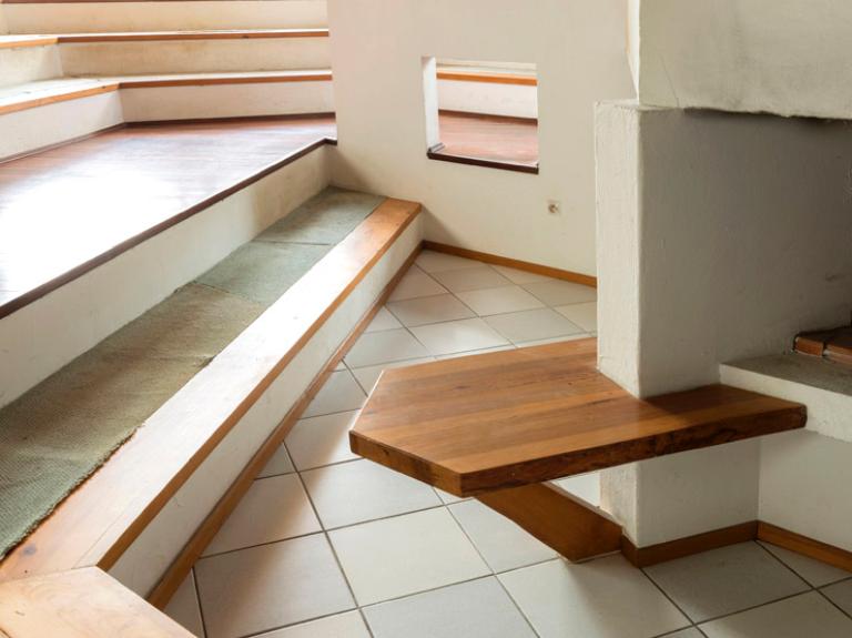 Vue rapprochée des gradins et de la table accolée à la cheminée. 