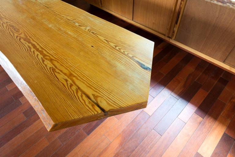 Détail de l'extrémité de la table. 