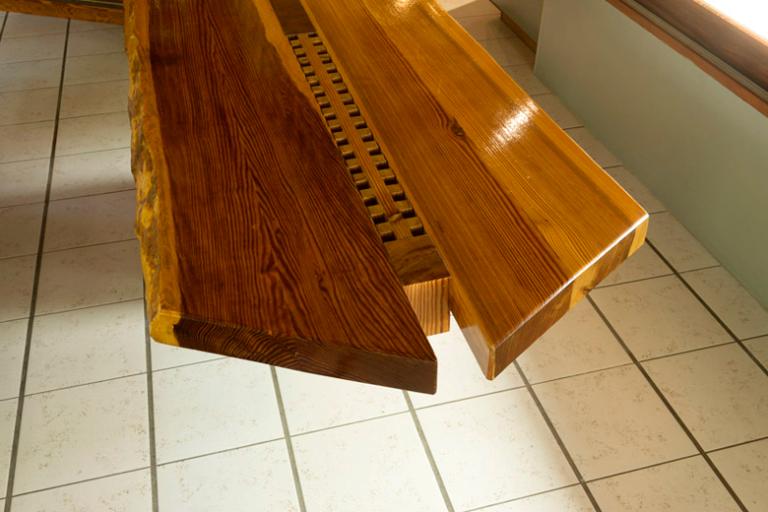 Vue de la table intégrée de la cuisine : détail de son extrémité.