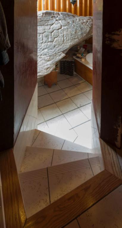 Vue de l'escalier desservant la salle-de-bain au rocher.