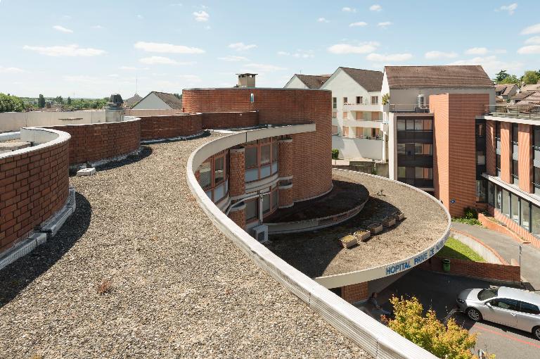 Vue du toit-terrasse et de la façade principale.