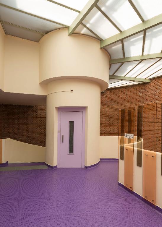  Vue de l'ascenseur au deuxième étage, sous la verrière du hall d'accueil.