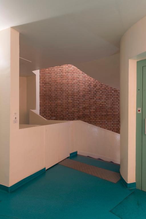Vue du départ de l'escalier en vis au premier étage.