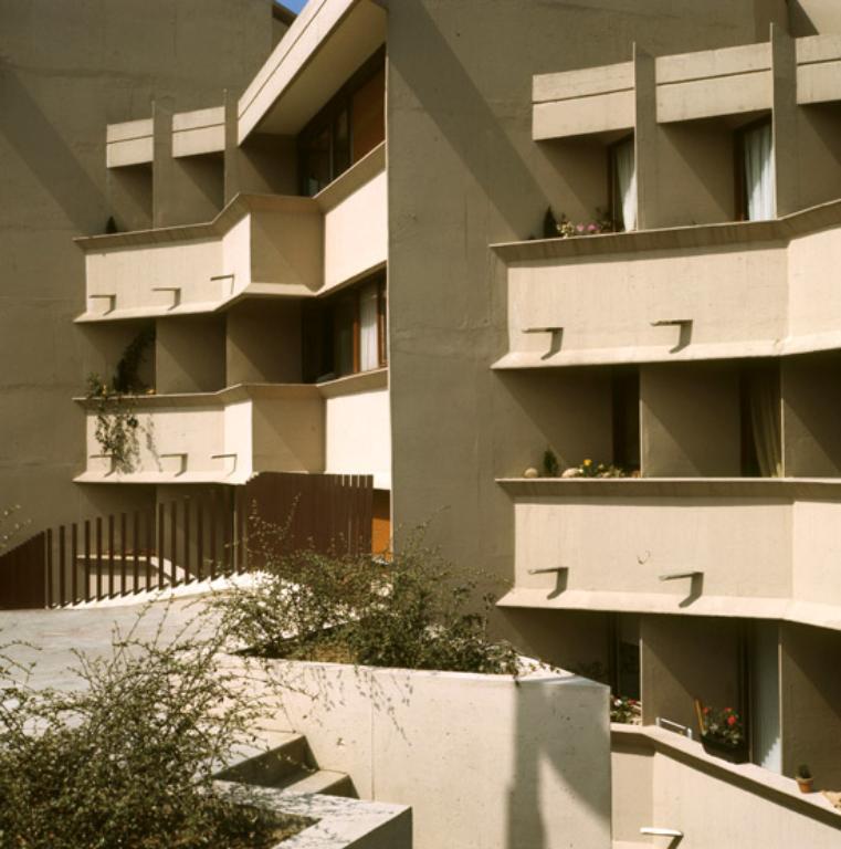 Vue ancienne de la façade côté rue. 