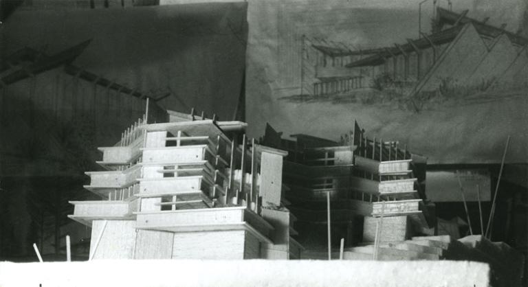 Maquette de l'immeuble et dessin préparatoire au mur. 