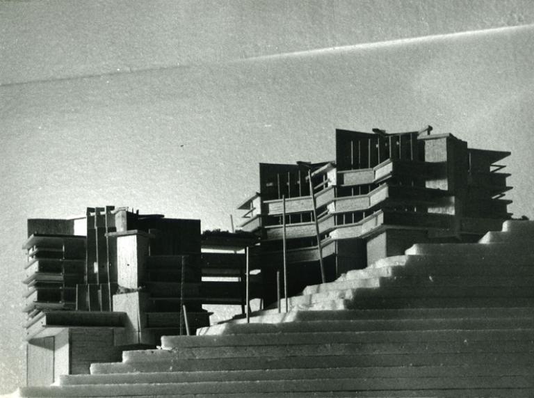 Vue d'une façade latérale de la maquette. 