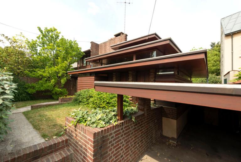 Vue de la façade principale : détail de l'appenti du garage.