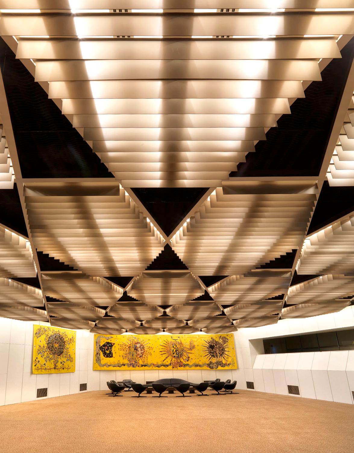 2014, la tapisserie les Trois Soleils et le Fragment II dans le grand salon du deuxième pavillon d'honneur. ; 2014, la tapisserie les Trois Soleils et le Fragment II dans le grand salon du deuxième pavillon d'honneur.