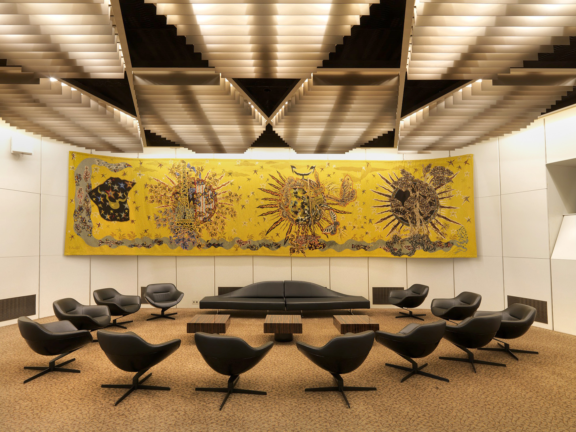 2014, la tapisserie les Trois Soleils dans le grand salon du deuxième pavillon d'honneur. ; 2014, la tapisserie les Trois Soleils dans le grand salon du deuxième pavillon d'honneur.