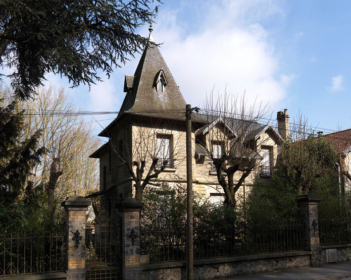 Le logement du maître d'hôtel et du jardinier, aujourd'hui maison particulière, 34 rue de la Libération : vue d'ensemble, depuis le sud-ouest.
