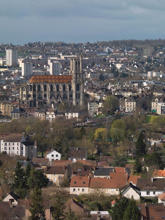 Vue d'ensemble de la ville depuis les hauts de Limay. A l'arrière plan Mantes-la-Ville.