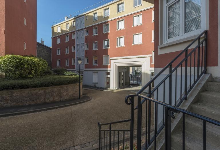Vue de la façade du premier bâtiment côté cour (1)