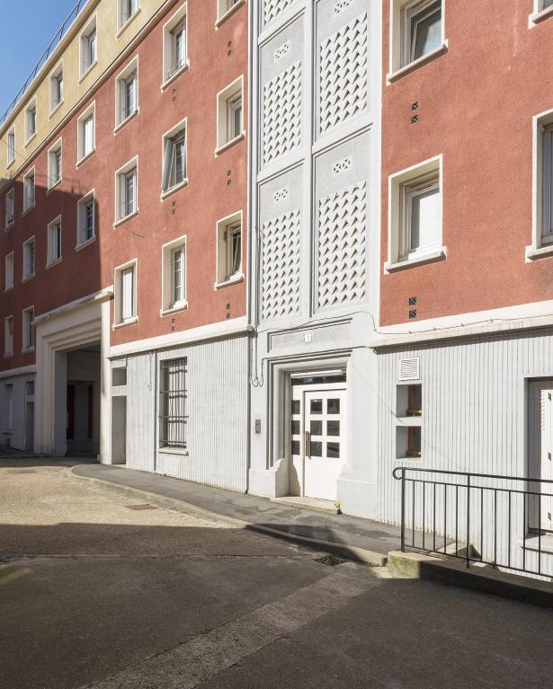 Vue de la façade du premier bâtiment côté cour (2)