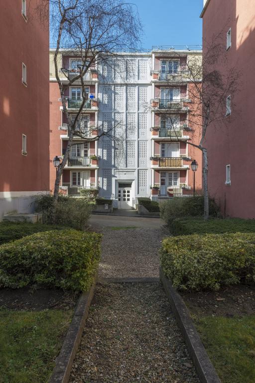 Vue de la façade du premier bâtiment côté cour (4)