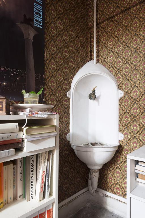 Détail du lavabo placé dans la chambre