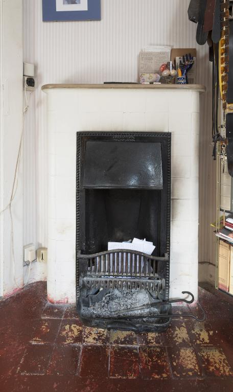 Détail de la cheminée placée dans la chambre