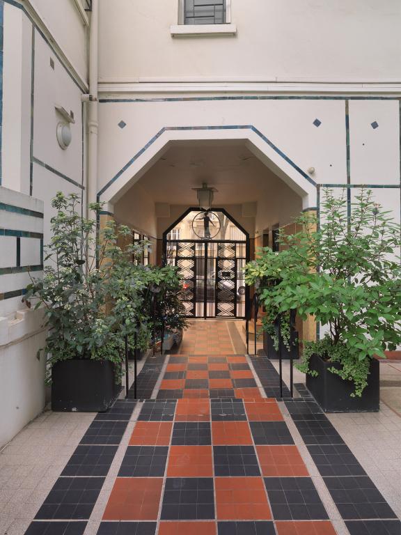 Vue du hall d'entrée prise depuis la première cours