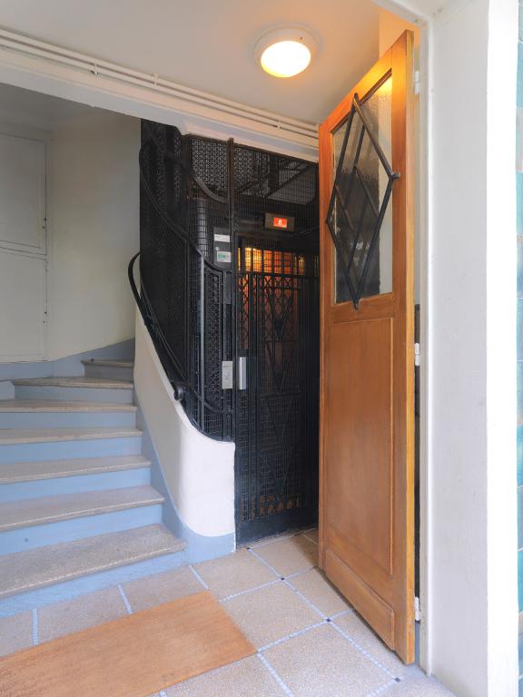 Accès à la cage d'escalier desservant les bâtiments B et C