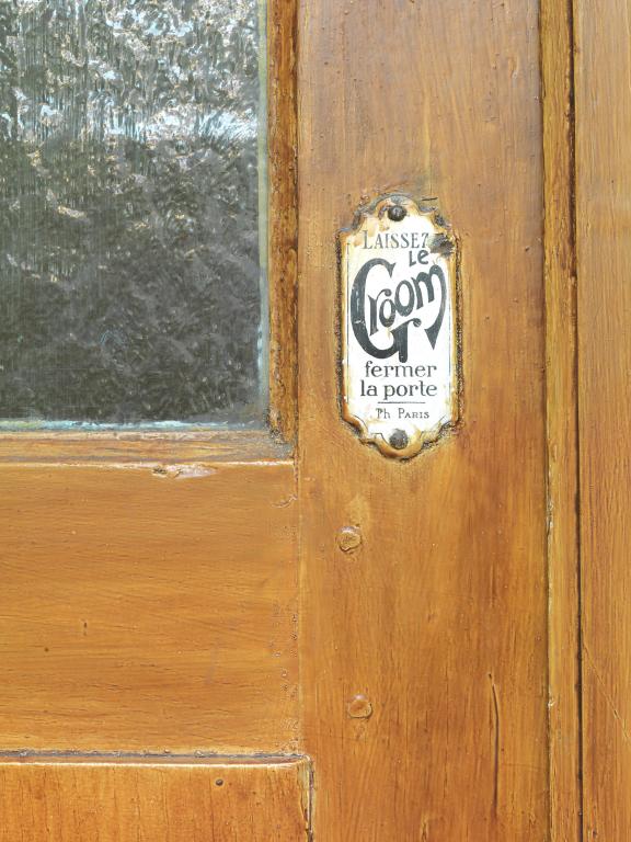 Détail de la porte de la cage d'escalier desservant les bâtiments B et C