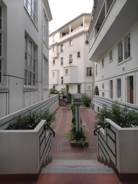Vue de la cour extérieure séparant le bâtiment A du bâtiment B