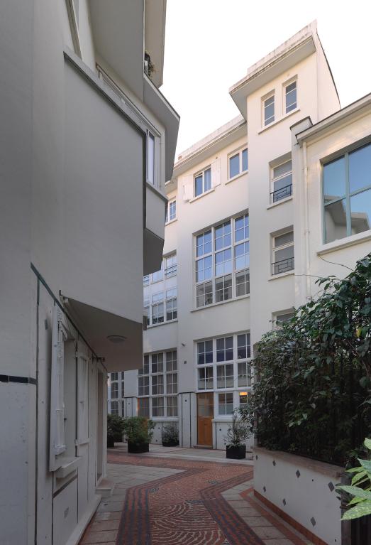 Passage menant à la cour du bâtiment C au bâtiment D