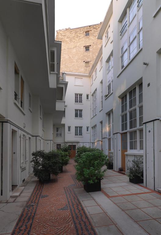 Vue de la cour entre le bâtiment C et le bâtiment D