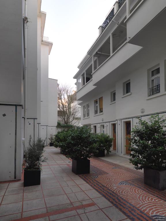 Vue des coursives desservant le deuxième étage du bâtiment C