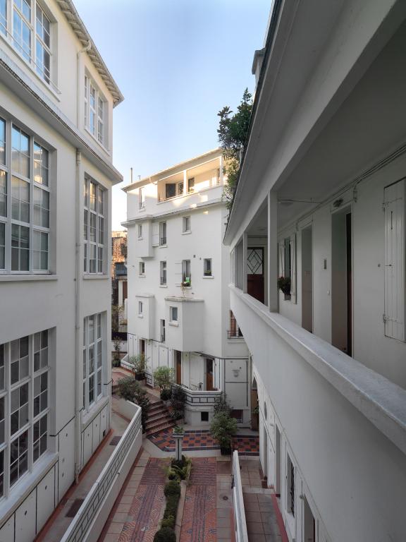 Vue des bâtiments A et B depuis le deuxième étage du bâtiment A