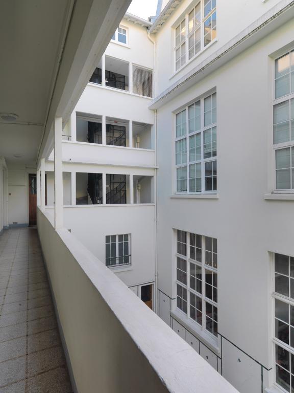 Vue de la coursive desservant le deuxième étage du bâtiment A
