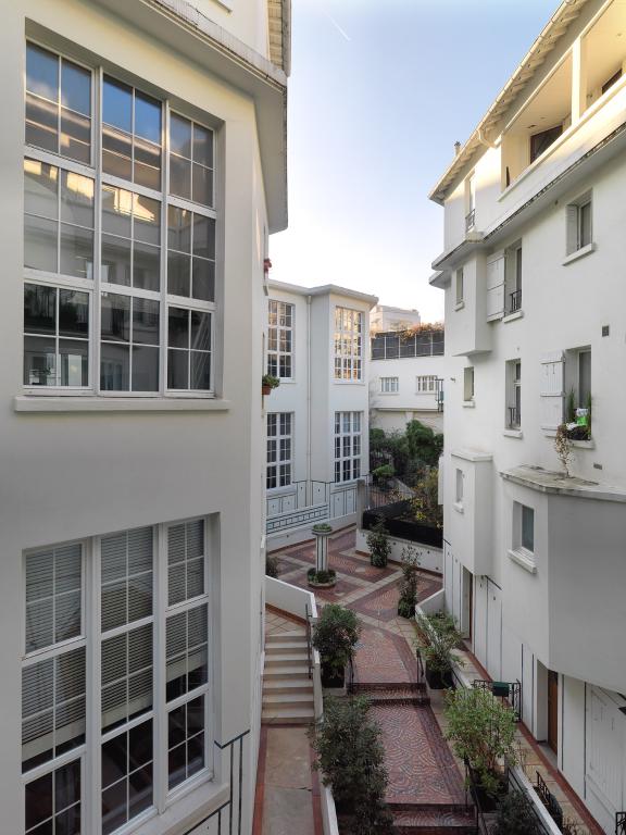 Vue des bâtiments A, B et en arrière plan, C prise depuis le deuxième étage du bâtiment A