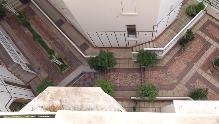 Vue plongeante (première cour, cour des bâtiments A et B) depuis le bâtiment A