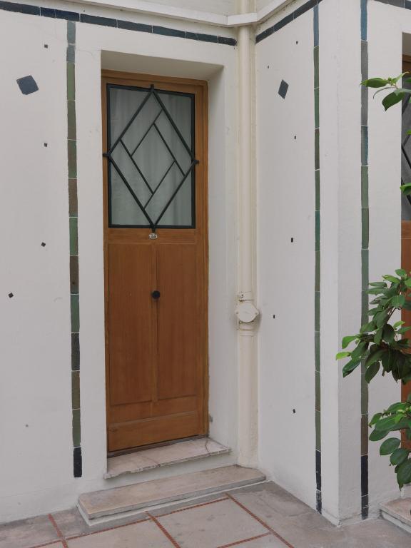 Porte d'entrée d'un des ateliers du bâtiment C