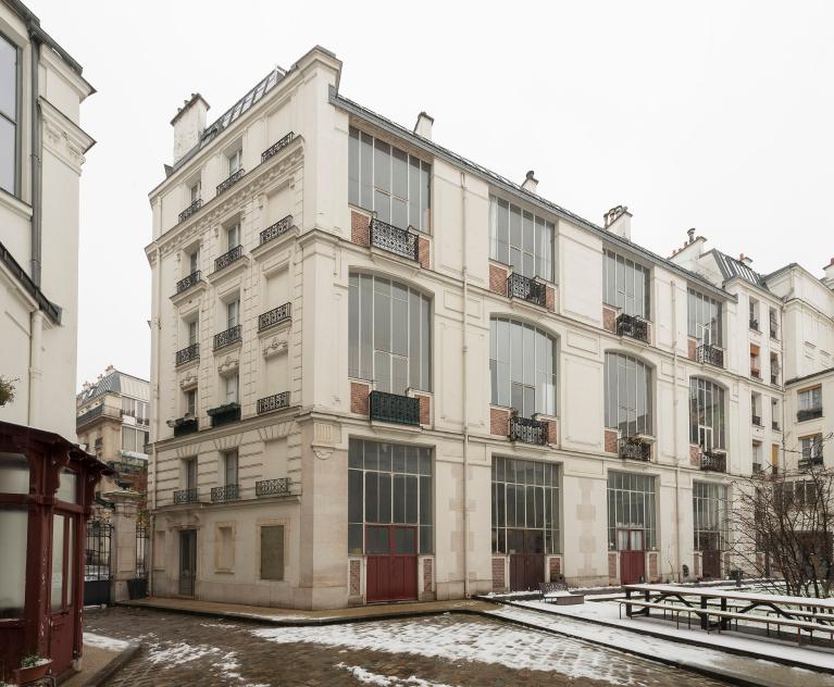 Vue générale de la cour et des ateliers (côté rue Hégésippe Moreau)