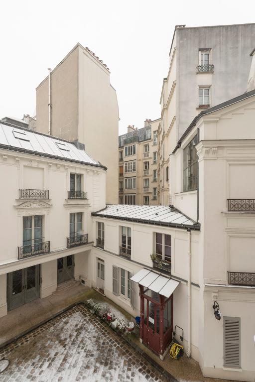 Détail du bâtiment côté cour, depuis le premier étage du bâtiment côté rue Hégésippe Moreau