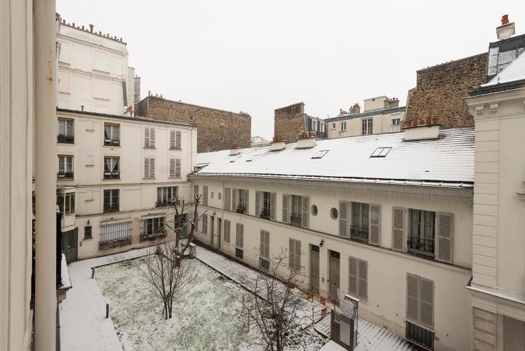 Vue générale de la cour prise depuis le premier étage du bâtiment côté rue Hégesippe Moreau