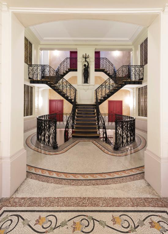 Vue du hall abritant le grand escalier double (bâtiment côté cour et côté rue Ganneron)