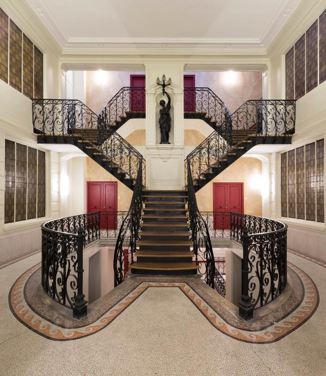 Vue du grand escalier double (bâtiment côté cour et côté rue Ganneron)