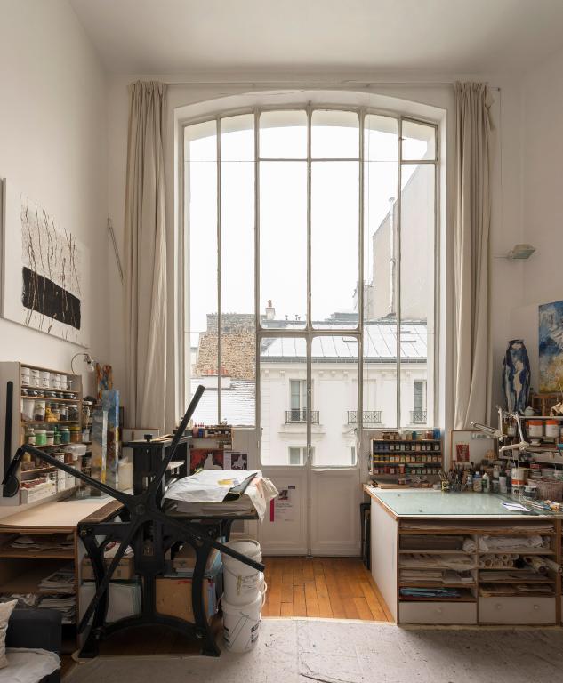 Vue générale de l'intérieur d'un atelier (M. Alligand) et sa verrière en verre soufflé (atelier côté rue Hégésippe Moreau)
