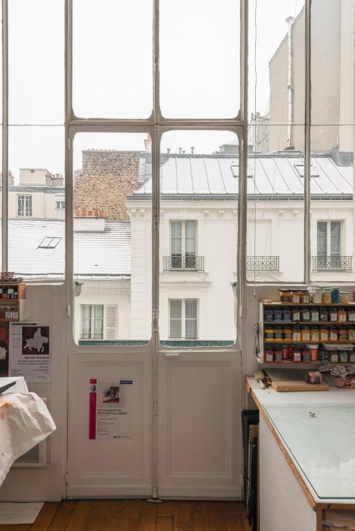 Détail de la verrière en verre soufflé et sa porte menant à un petit balconet (atelier côté rue Hégésippe Moreau)